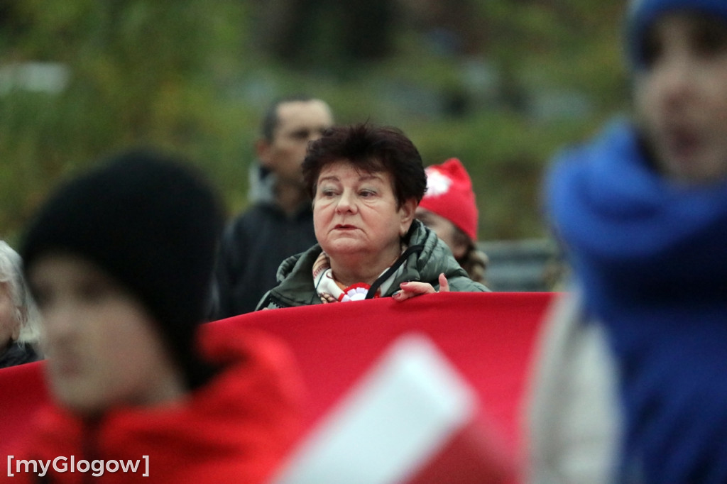 Rynkiem szli z wielką flagą