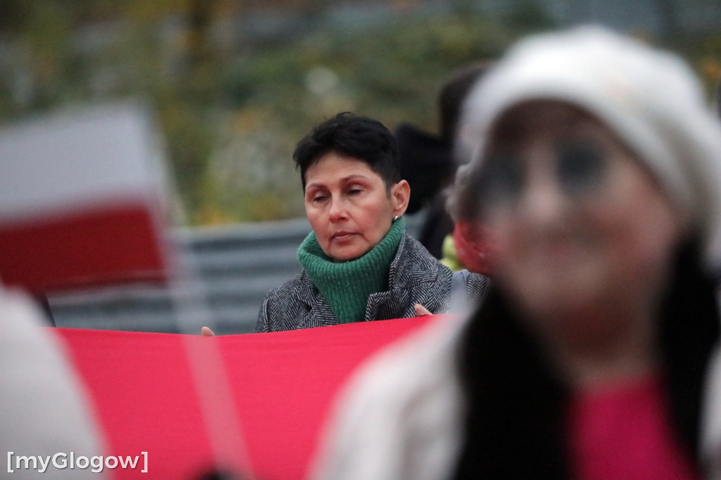 Rynkiem szli z wielką flagą