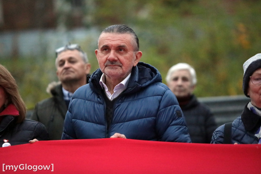 Rynkiem szli z wielką flagą