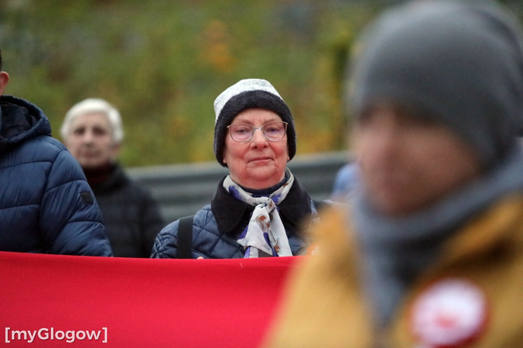 Rynkiem szli z wielką flagą