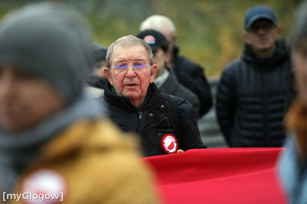 Rynkiem szli z wielką flagą