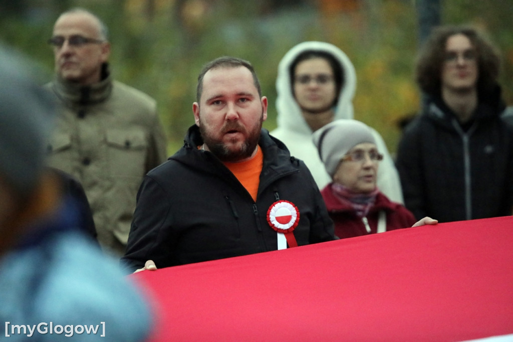 Rynkiem szli z wielką flagą