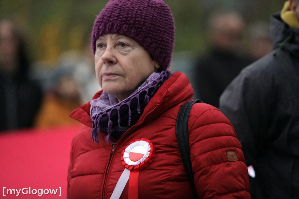 Rynkiem szli z wielką flagą