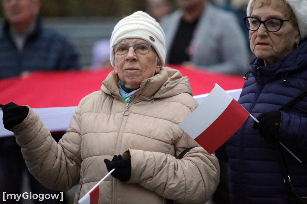 Rynkiem szli z wielką flagą