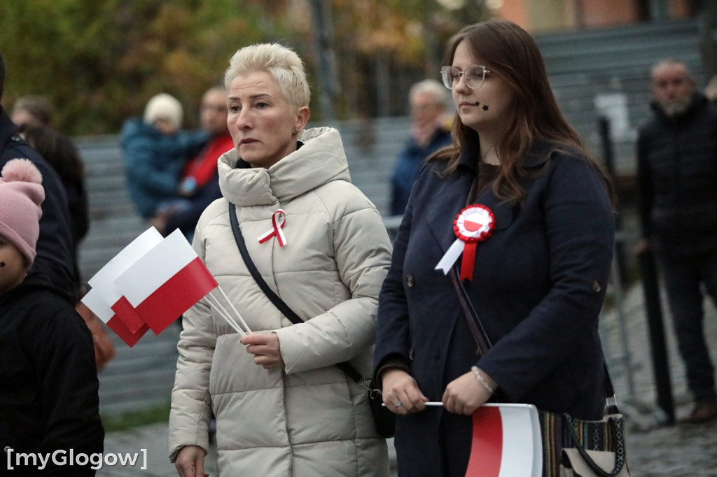 Rynkiem szli z wielką flagą