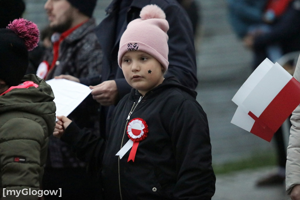 Rynkiem szli z wielką flagą