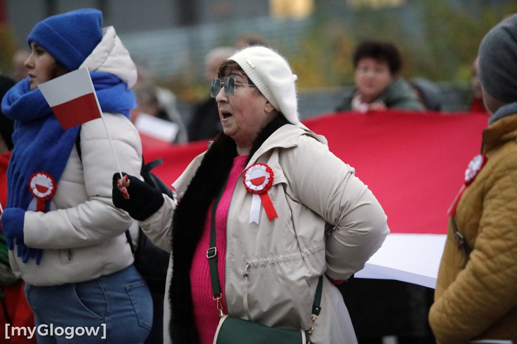 Rynkiem szli z wielką flagą