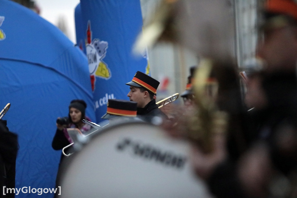 Rynkiem szli z wielką flagą