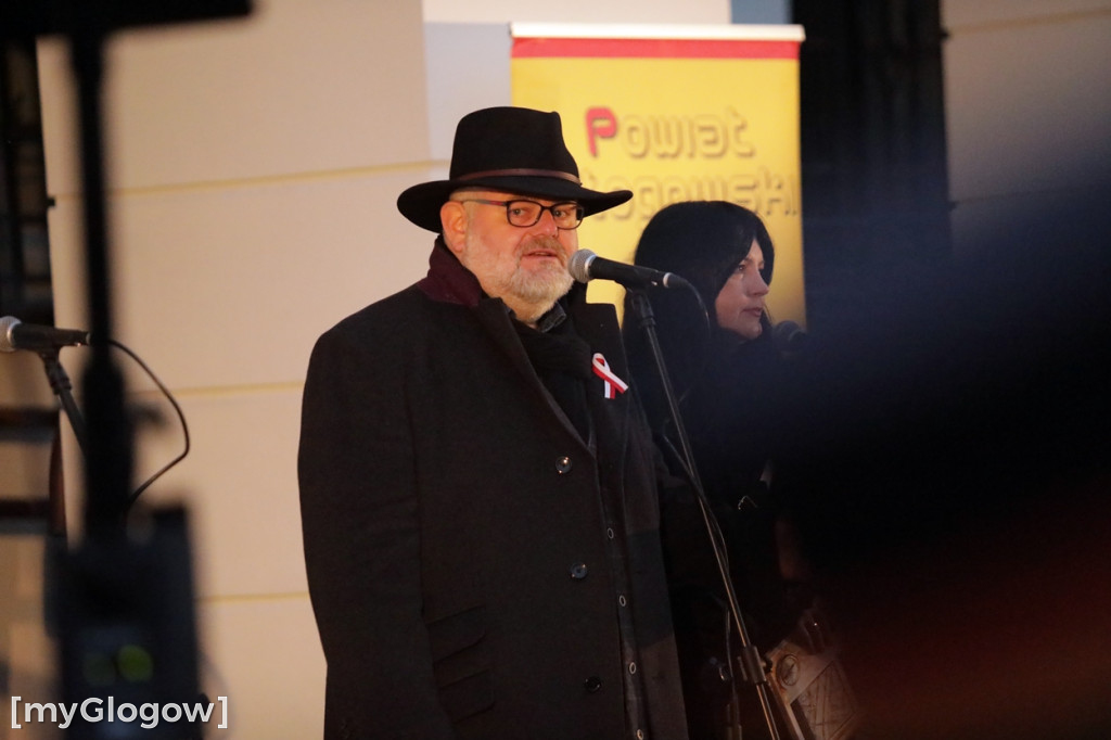 Rynkiem szli z wielką flagą