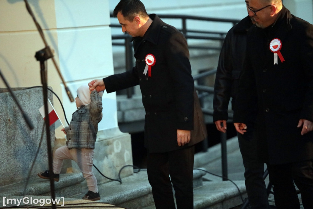 Rynkiem szli z wielką flagą