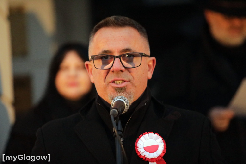 Rynkiem szli z wielką flagą