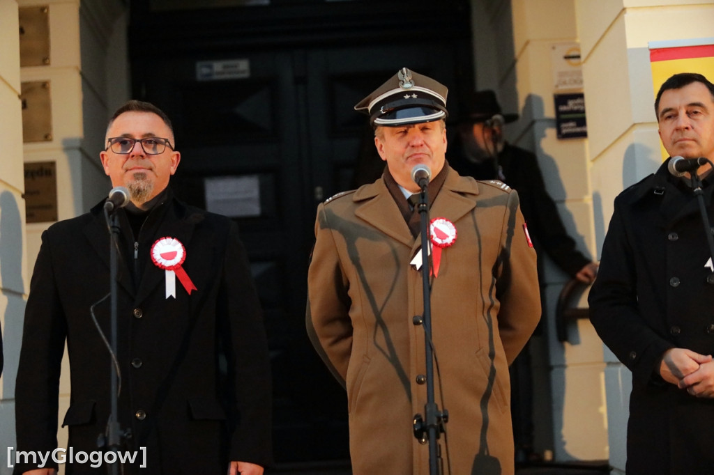 Rynkiem szli z wielką flagą