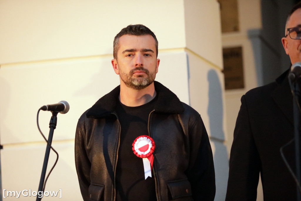 Rynkiem szli z wielką flagą