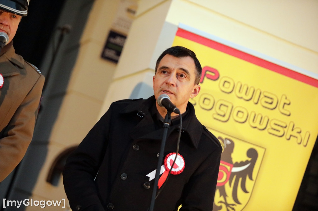 Rynkiem szli z wielką flagą