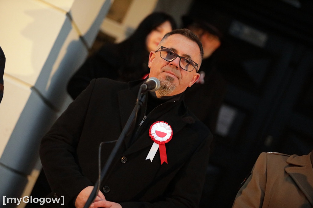 Rynkiem szli z wielką flagą