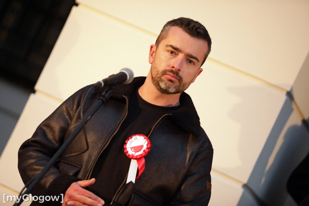 Rynkiem szli z wielką flagą