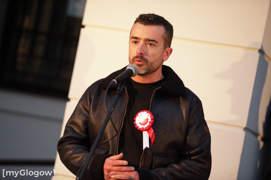 Rynkiem szli z wielką flagą