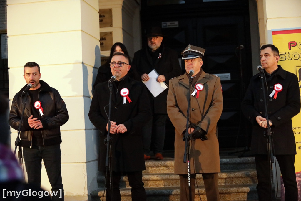 Rynkiem szli z wielką flagą