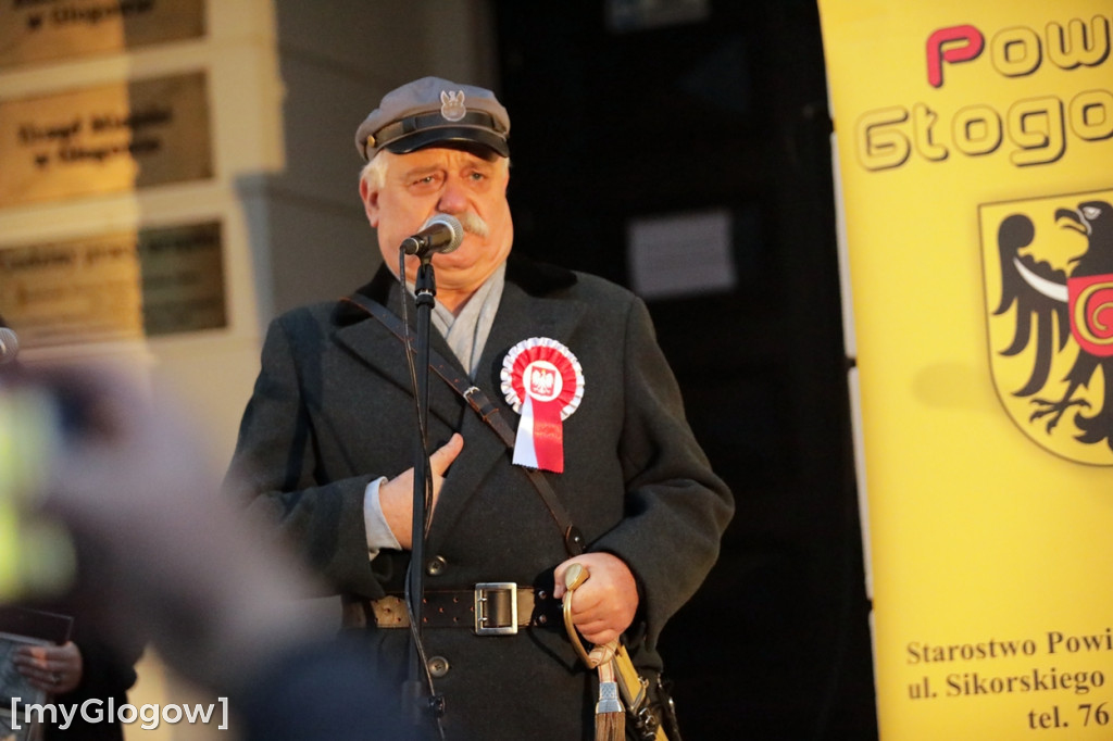 Rynkiem szli z wielką flagą