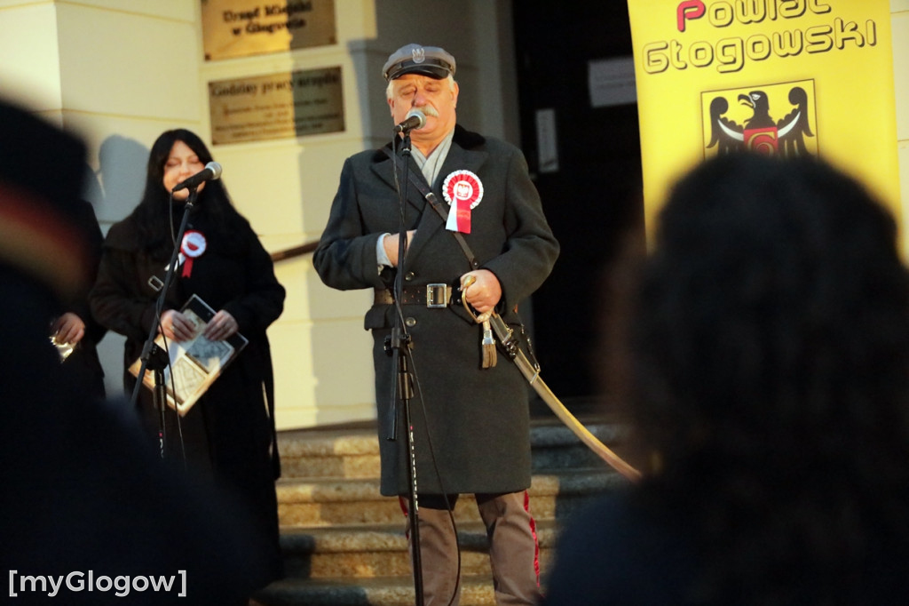 Rynkiem szli z wielką flagą