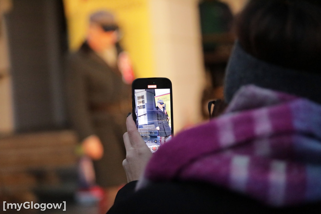 Rynkiem szli z wielką flagą