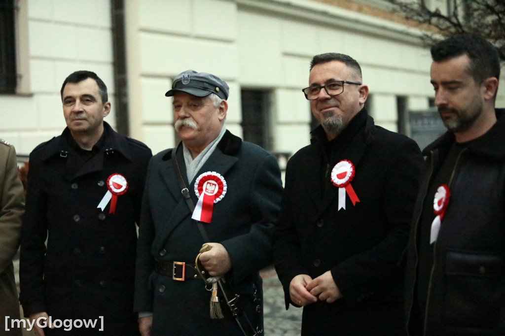 Rynkiem szli z wielką flagą