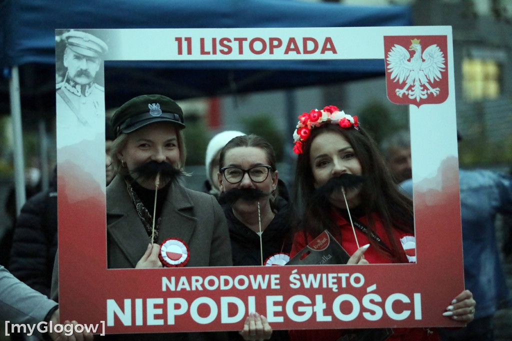 Rynkiem szli z wielką flagą