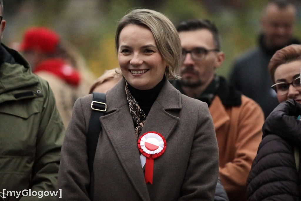 Rynkiem szli z wielką flagą