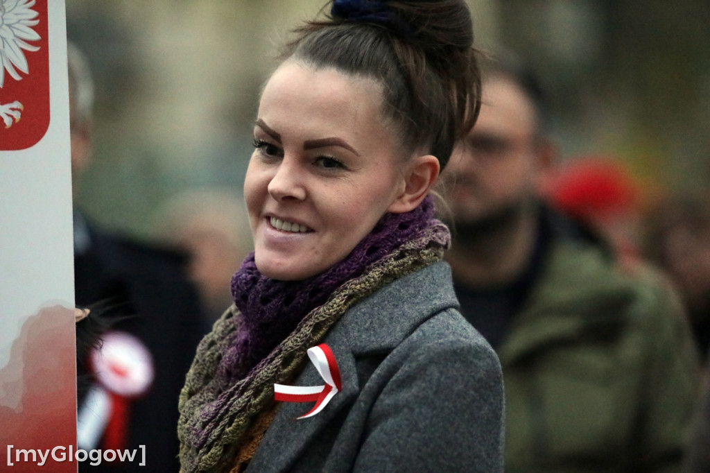 Rynkiem szli z wielką flagą