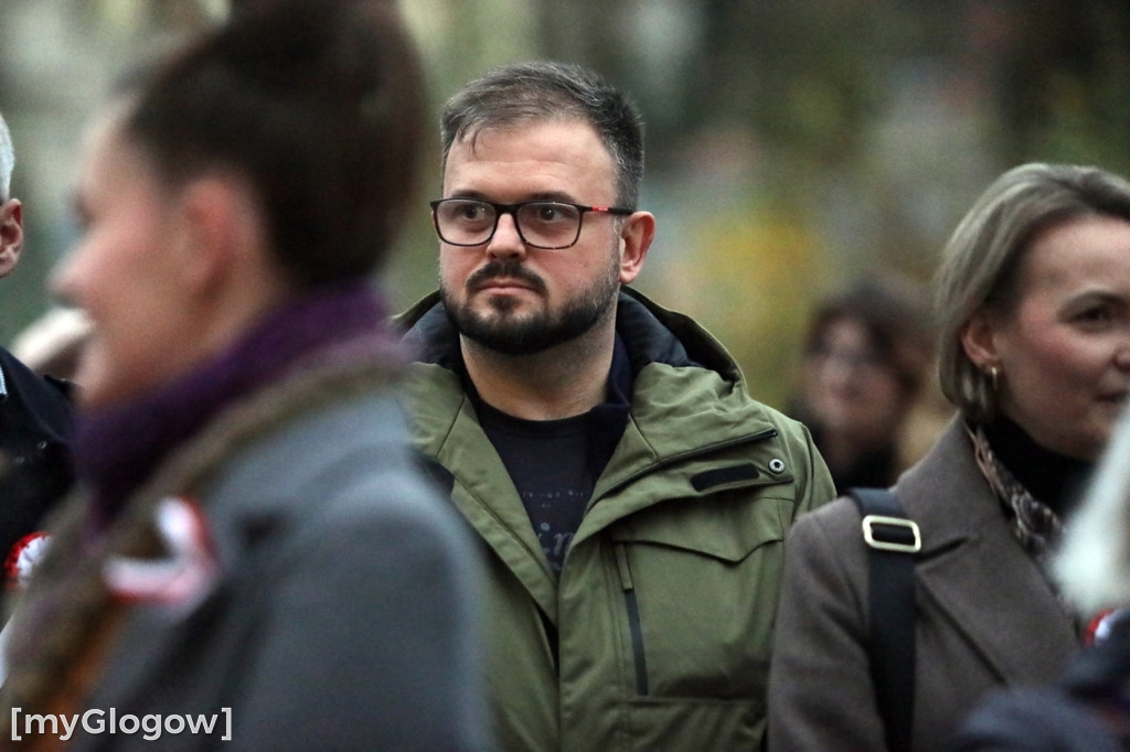 Rynkiem szli z wielką flagą