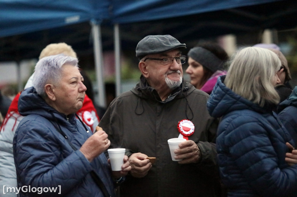 Rynkiem szli z wielką flagą