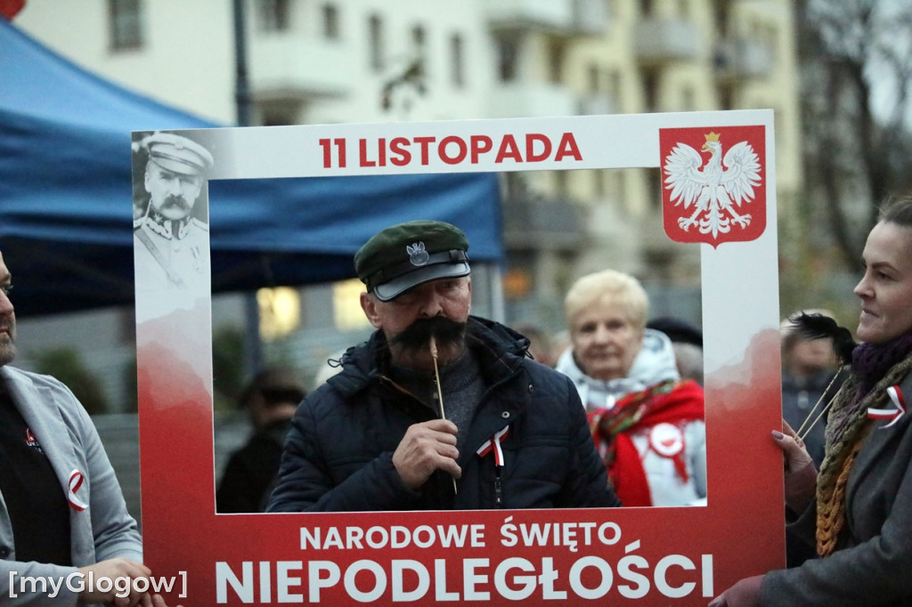 Rynkiem szli z wielką flagą