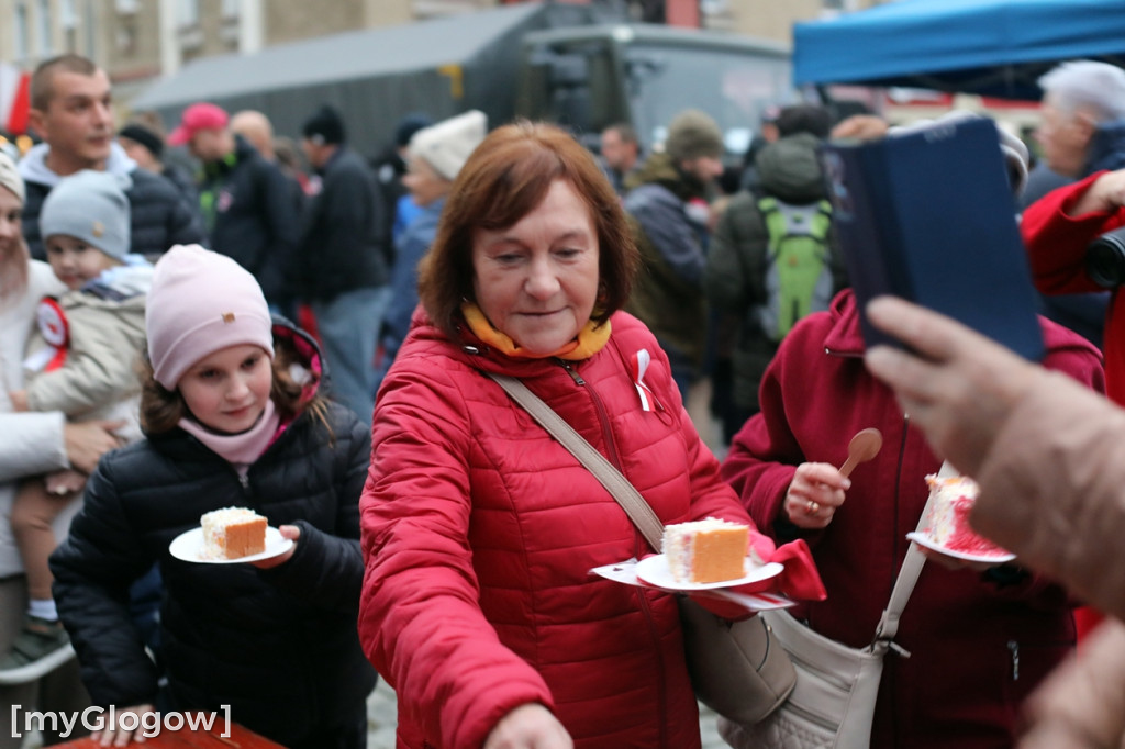 Rynkiem szli z wielką flagą