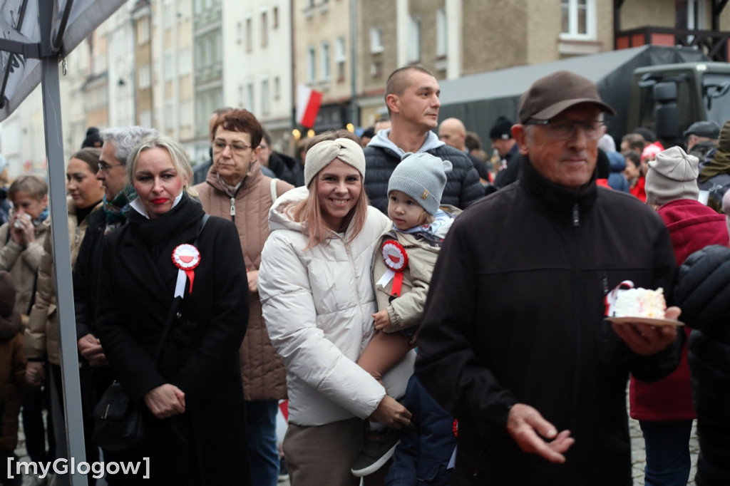 Rynkiem szli z wielką flagą