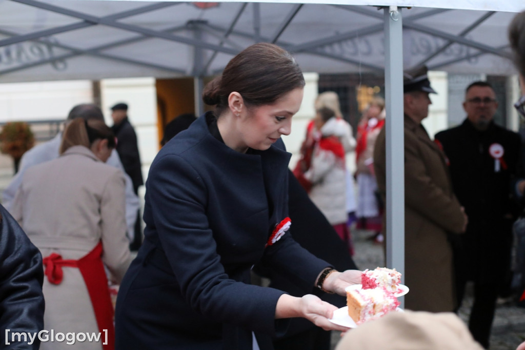 Rynkiem szli z wielką flagą