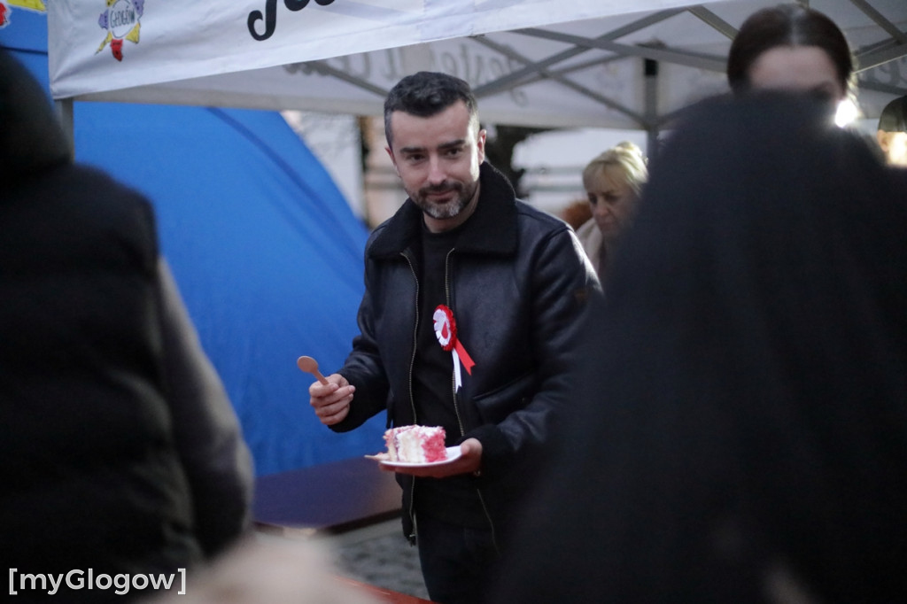 Rynkiem szli z wielką flagą