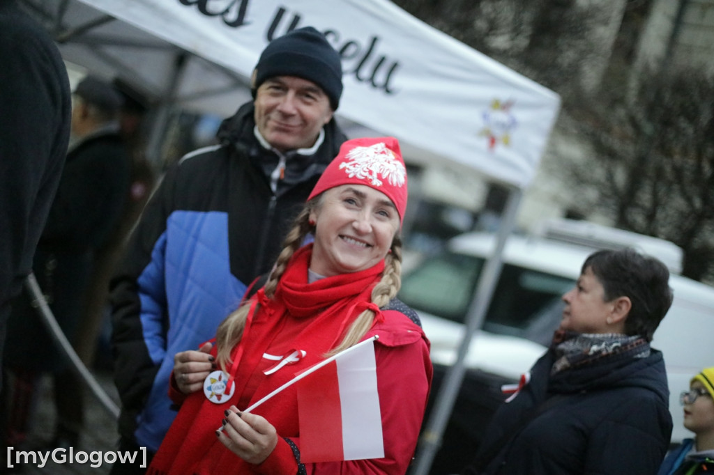 Rynkiem szli z wielką flagą
