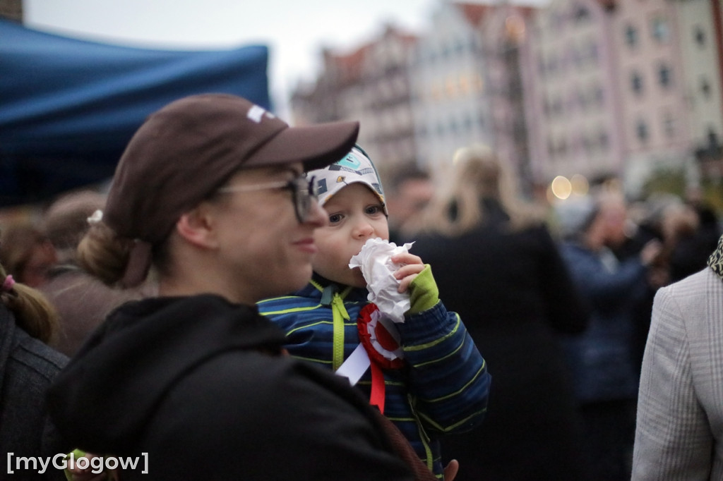 Rynkiem szli z wielką flagą