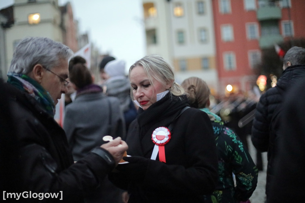 Rynkiem szli z wielką flagą