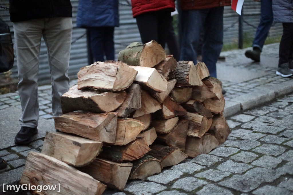 Rynkiem szli z wielką flagą