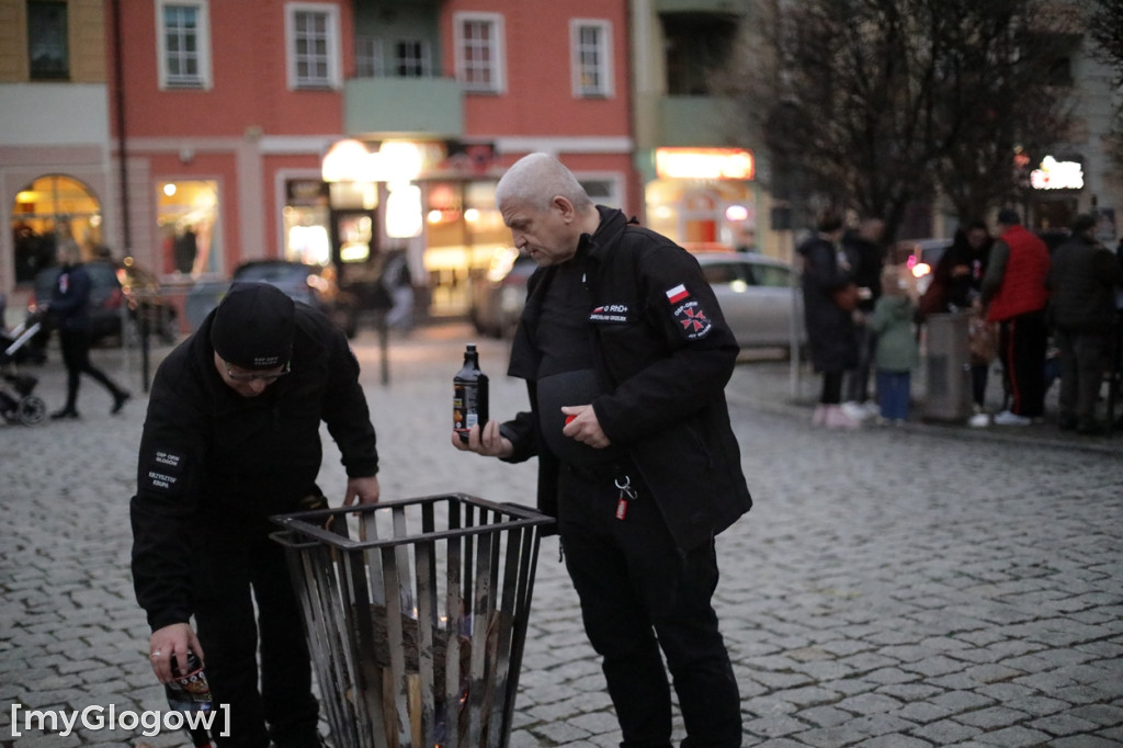 Rynkiem szli z wielką flagą