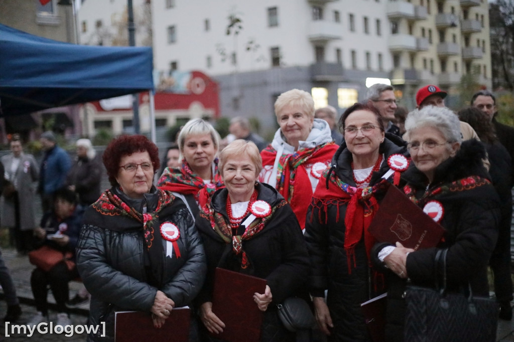 Rynkiem szli z wielką flagą