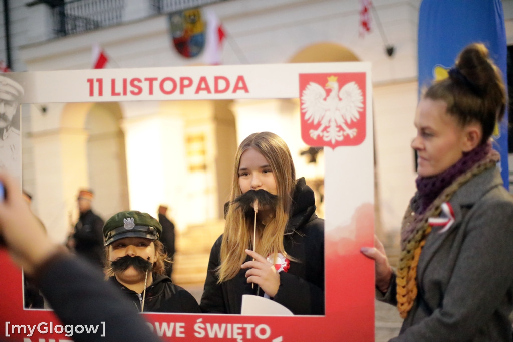 Rynkiem szli z wielką flagą