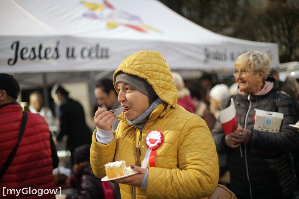 Rynkiem szli z wielką flagą