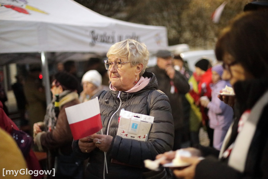 Rynkiem szli z wielką flagą