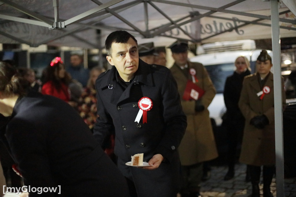 Rynkiem szli z wielką flagą