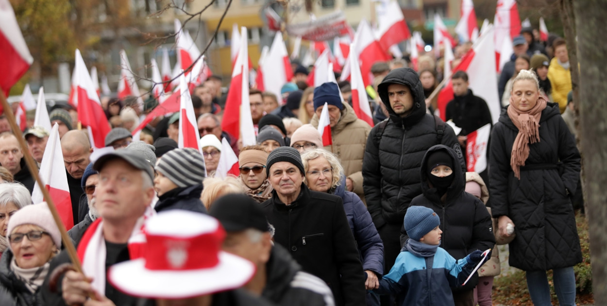 Cześć i chwała bohaterom! Tłum poszedł z flagami