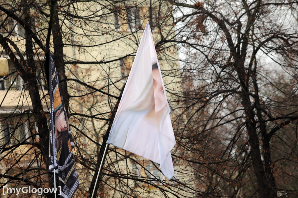 Cześć i chwała bohaterom! Tłum poszedł z flagami