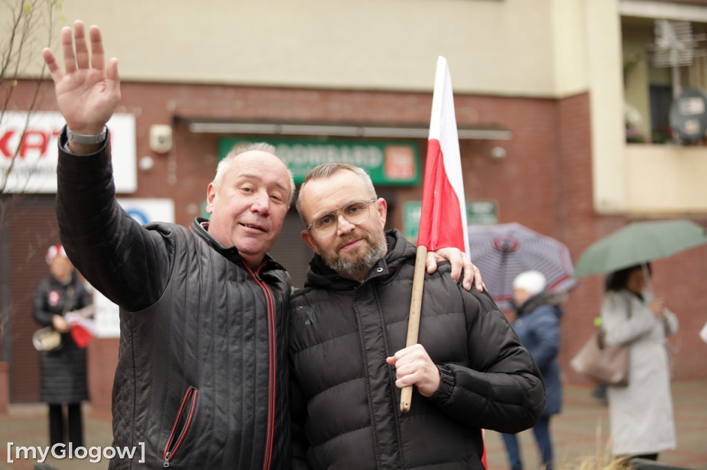 Cześć i chwała bohaterom! Tłum poszedł z flagami