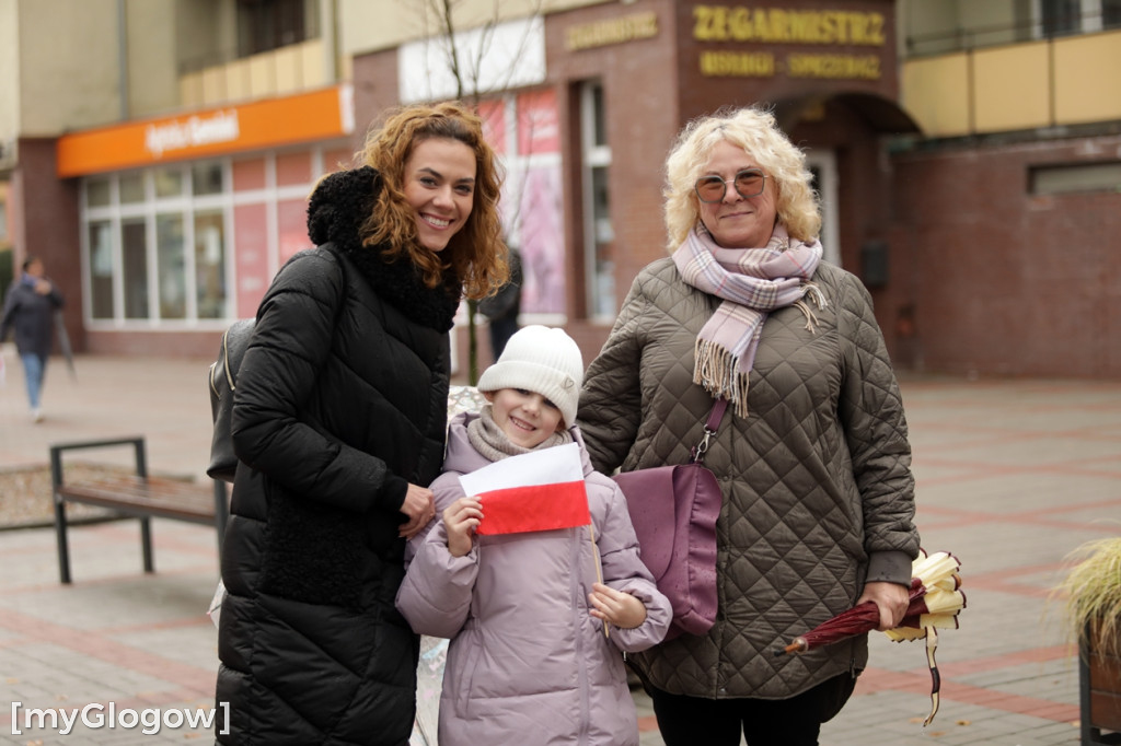 Cześć i chwała bohaterom! Tłum poszedł z flagami